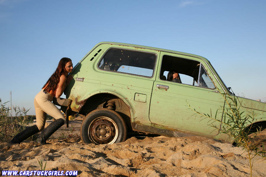 [Bild: girls_with_riding_boots_carstuck_mud_wrestling_004.jpg]